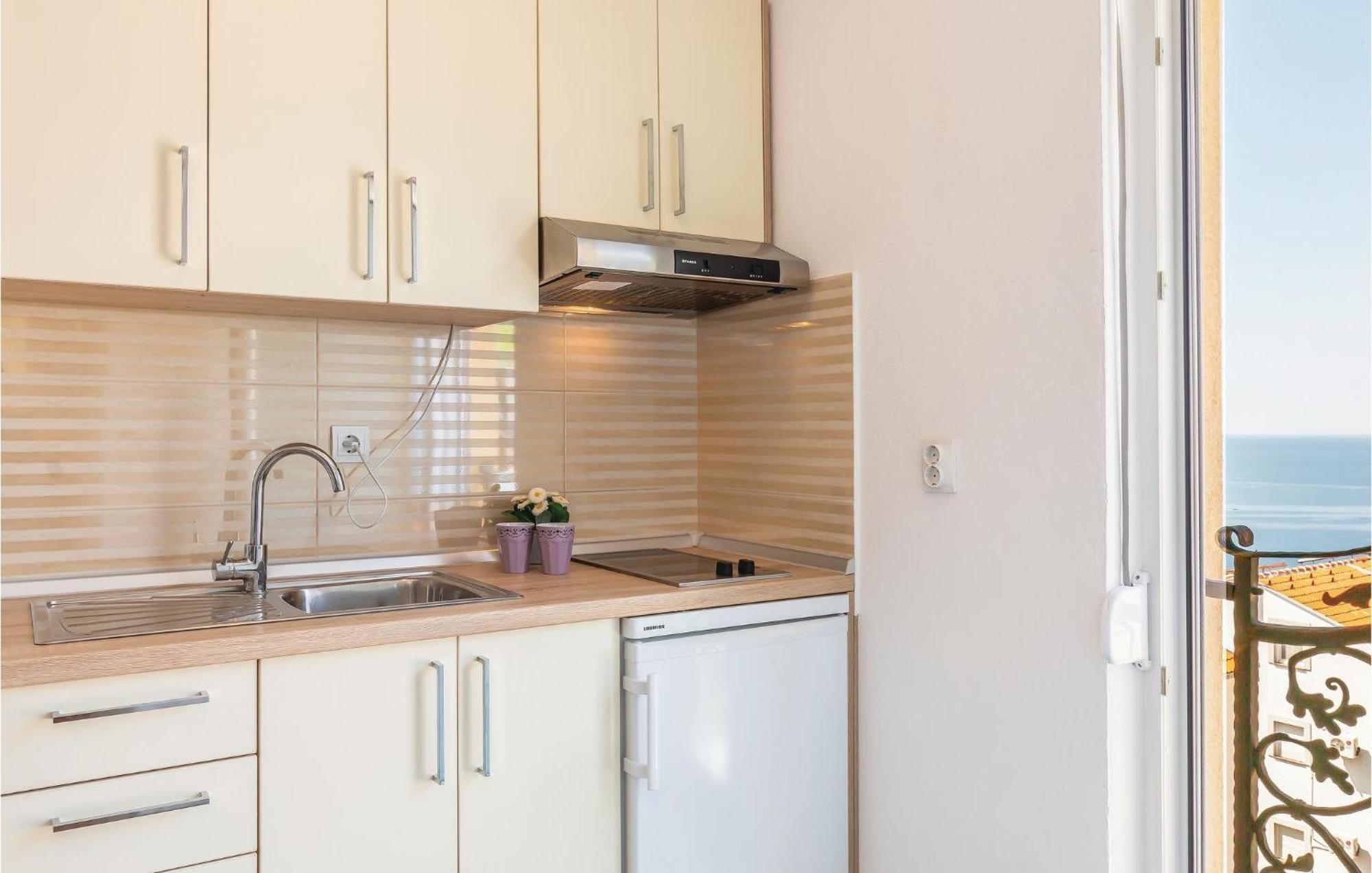 Beautiful Apartment In Krvavica With Kitchen Luaran gambar