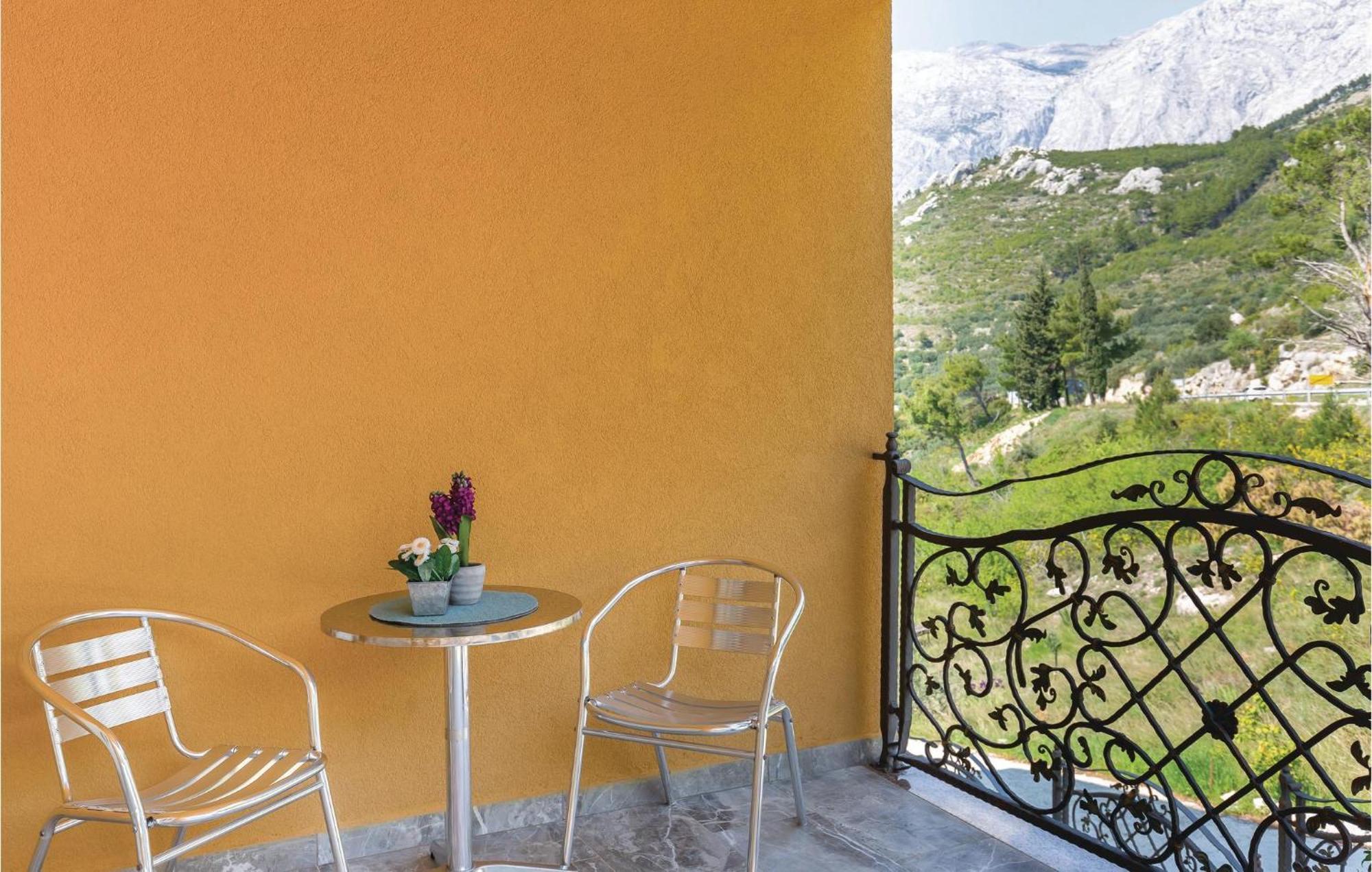 Beautiful Apartment In Krvavica With Kitchen Luaran gambar